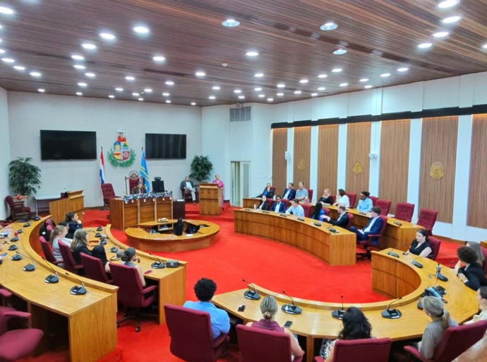 Grupo di studiante di Universidad di Aruba y Haagse Hogeschool a haci un bishita na Parlamento