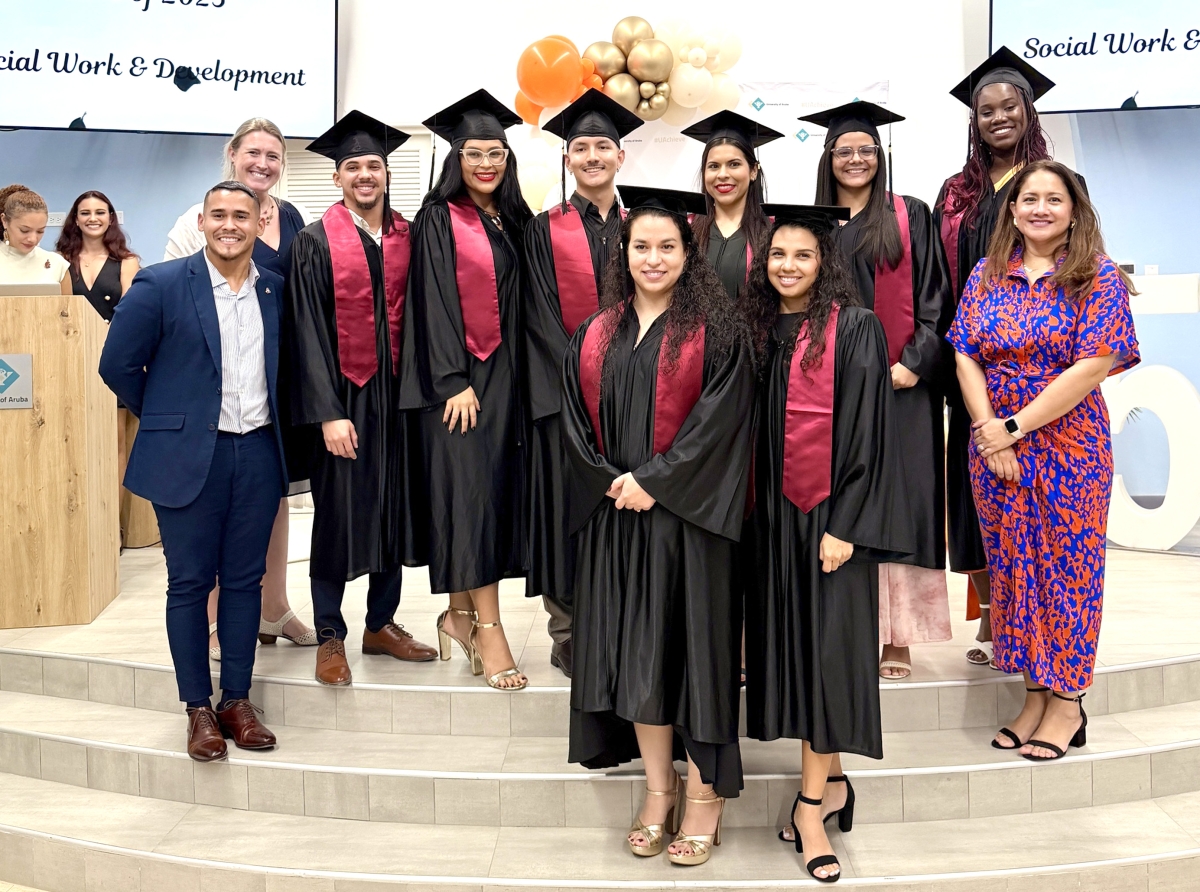 Diestres trahador social nobo a gradua na Universidad