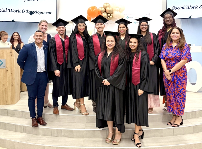 Diestres trahador social nobo a gradua na Universidad