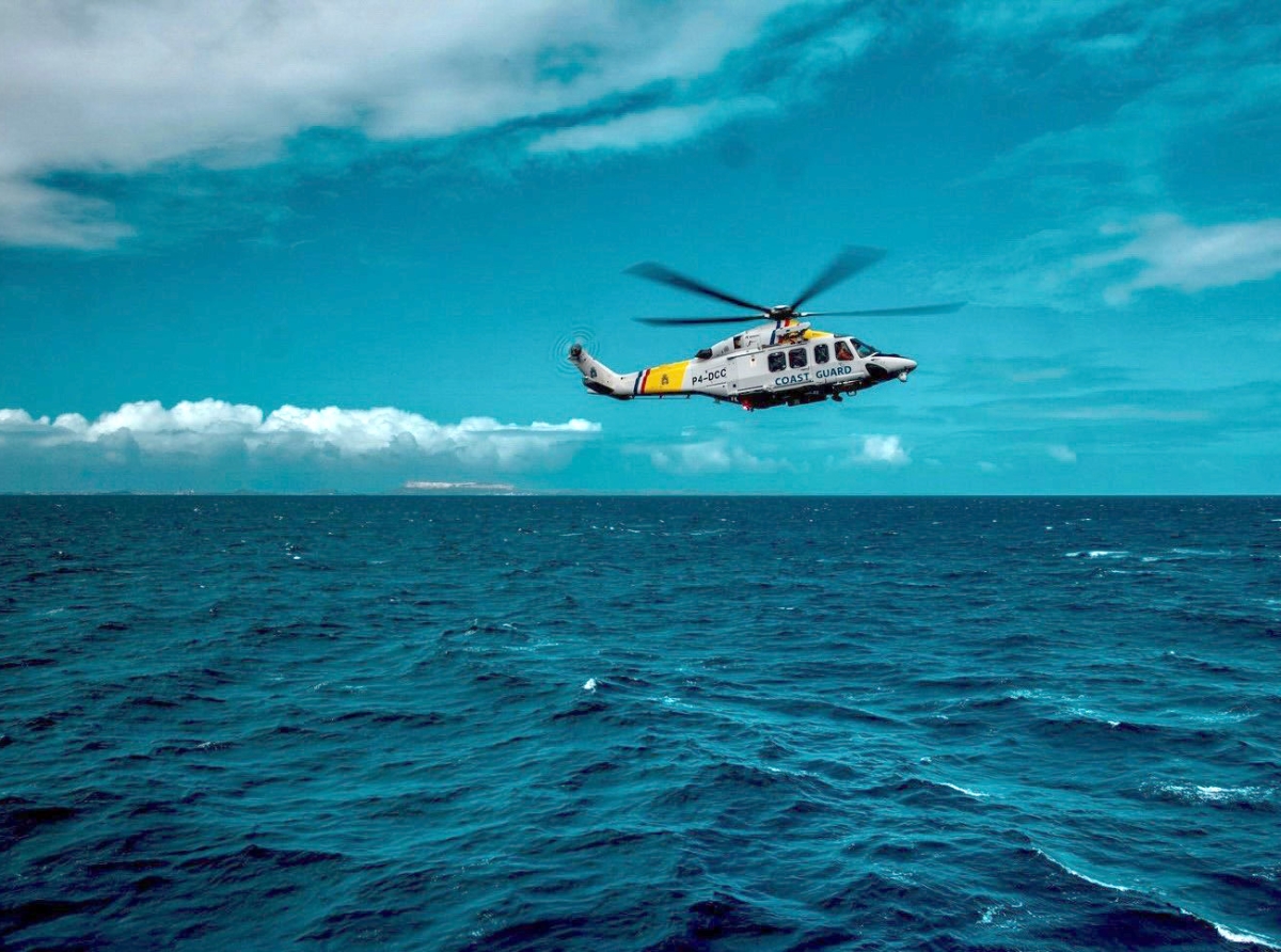 Tripulante di tankero a fayece den helicopter despues di a wordo evacua