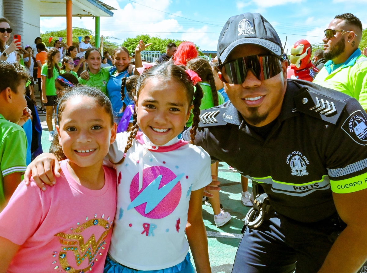 Polis a participa na 'Everyday Superheroes Parade'