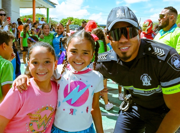 Polis a participa na 'Everyday Superheroes Parade'