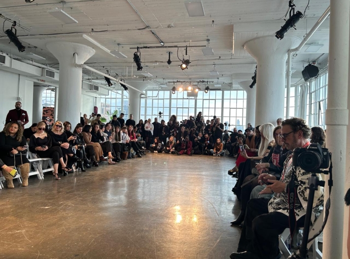 President di FDLA ta bishita Aruba Fashion Week buscando talento local