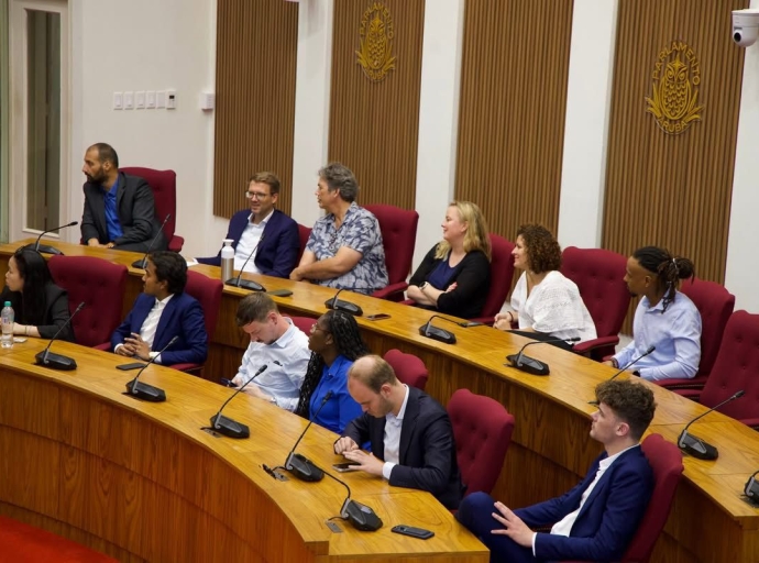 Parlamentarionan di AVP a dialoga cu studiantenan di Koninkrijkszaken tocante e desafionan di Aruba