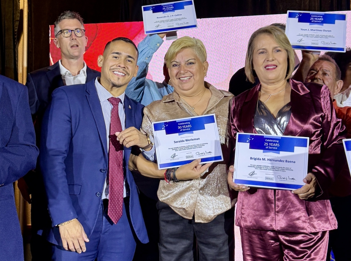 Bintitres empleado di Hilton Aruba Resort & Casino a wordo honra pa nan dedicacion