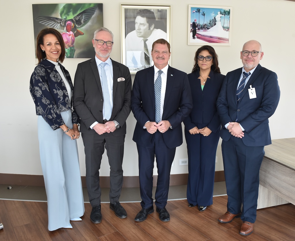 Prome Minister Mike Eman a reuni cu Embahador nobo di Suecia pa Reino Hulandes