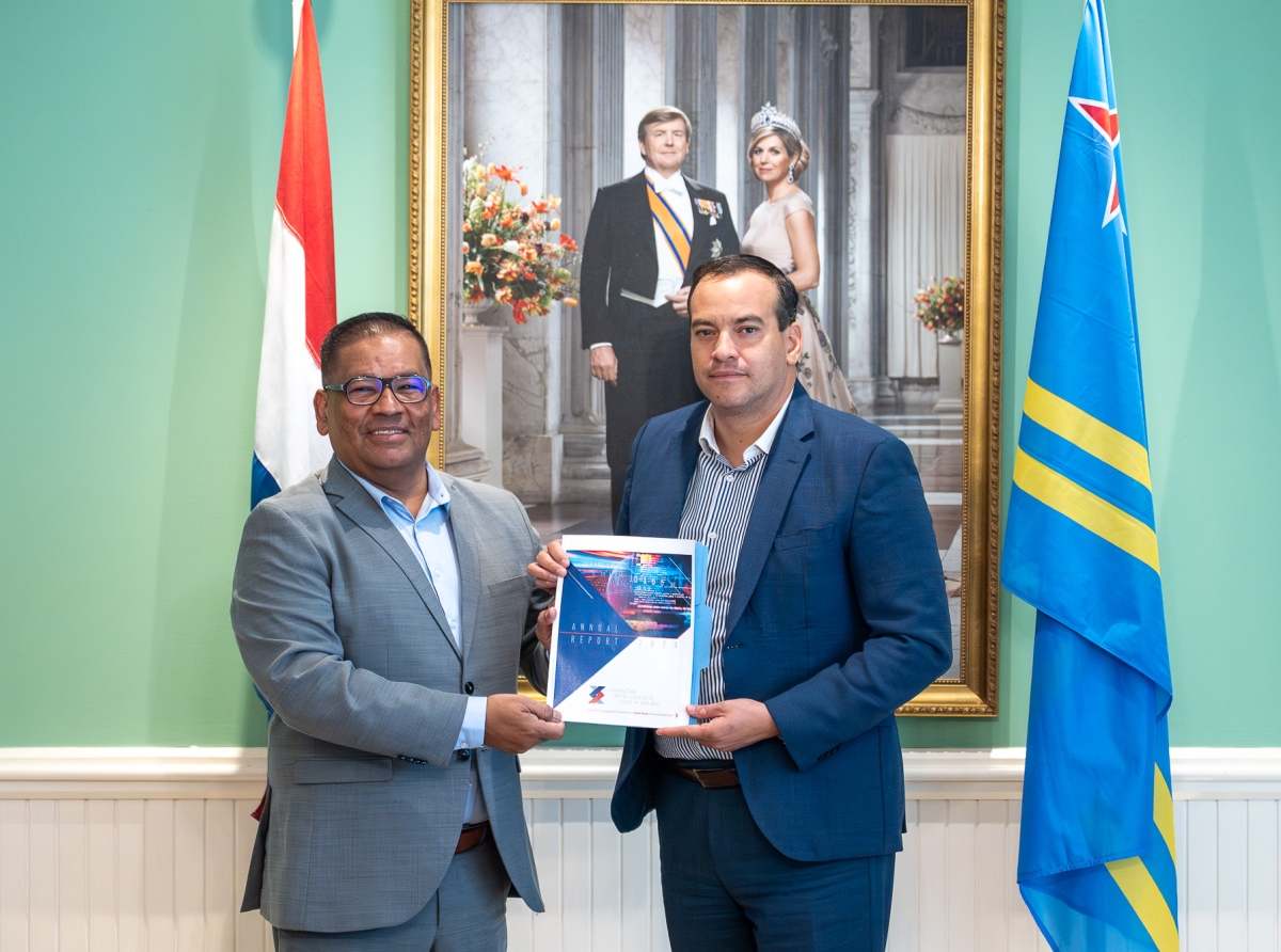 Minister di Finansa a ricibi Relato Anual 2024 di FIU Aruba