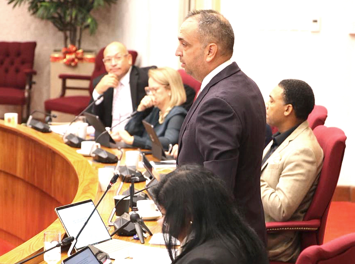 Muzaninn Wever como presidente di Parlamento ta actua contra Constitucion