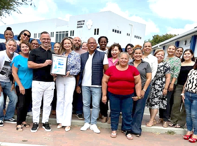 Departamento di Asunto Social a ricibi su certificacion oficial di ISO 9001