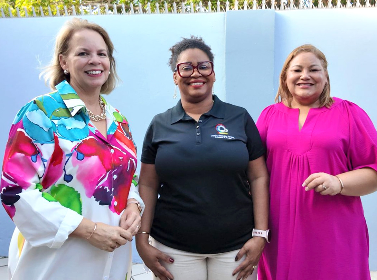 Parlamentario Evelyn Wever-Croes felicitando Aruba cu su Ombudsman