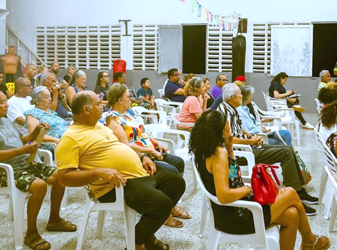 Mayoria habitante kehando na Polis di molester di auto y brommer ta revv motor den bario