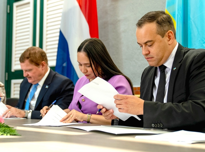 Prome Minister Mike Eman ta aplaudi restructuracion salarial pa maestronan