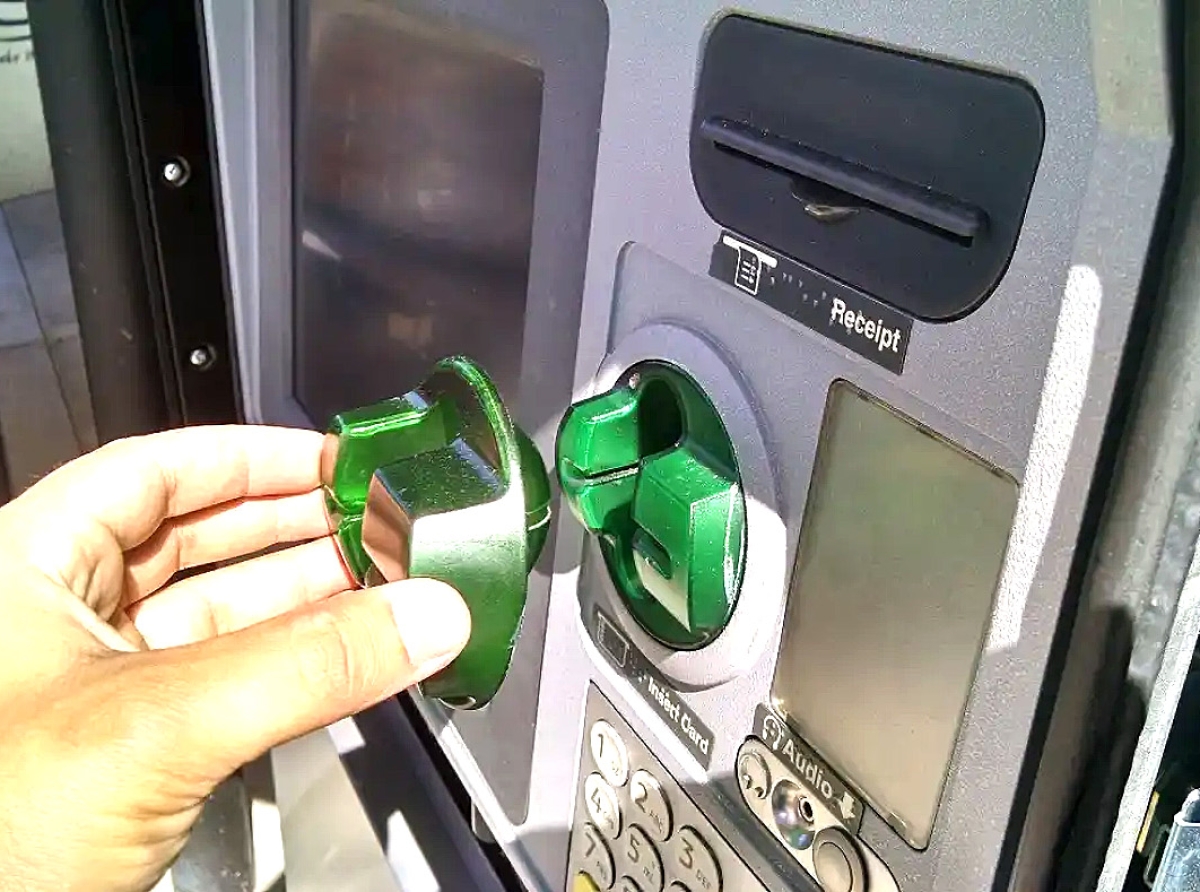 Dos Bulgaro condena pa instala aparato di skim den diferente ATM machine