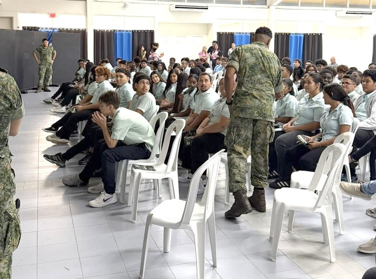 Militarnan local di Arumil a bay duna charla na EPB Oranjestad