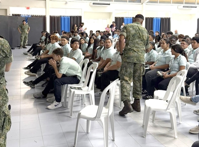 Militarnan local di Arumil a bay duna charla na EPB Oranjestad