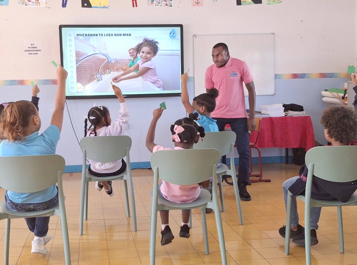 Prome studiante cu a haci examen di Pedagogisch Werker na Colegio EPI a haya bon puntuacion
