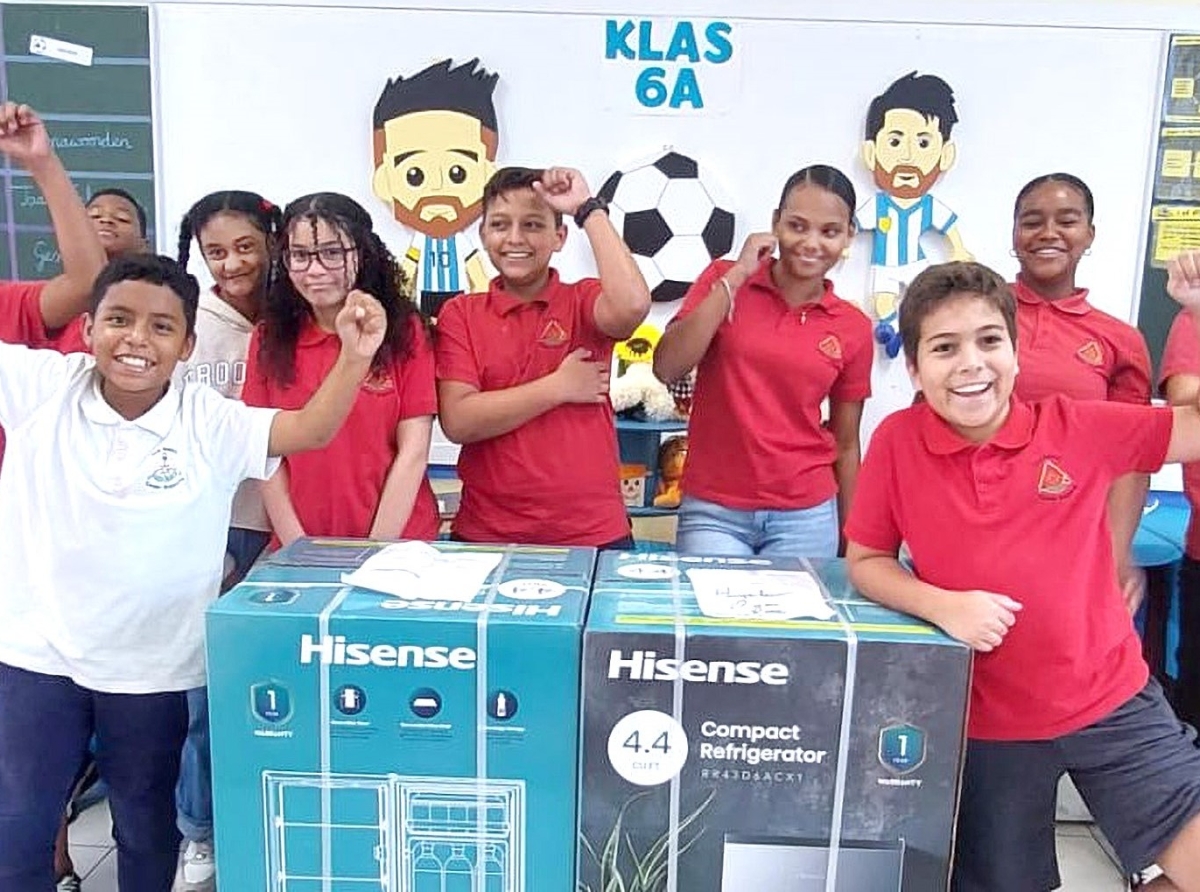 Scol Basico Xander Bogaerts contento cu 2 frishider regalo di Kiwanis Club of Palm Beach