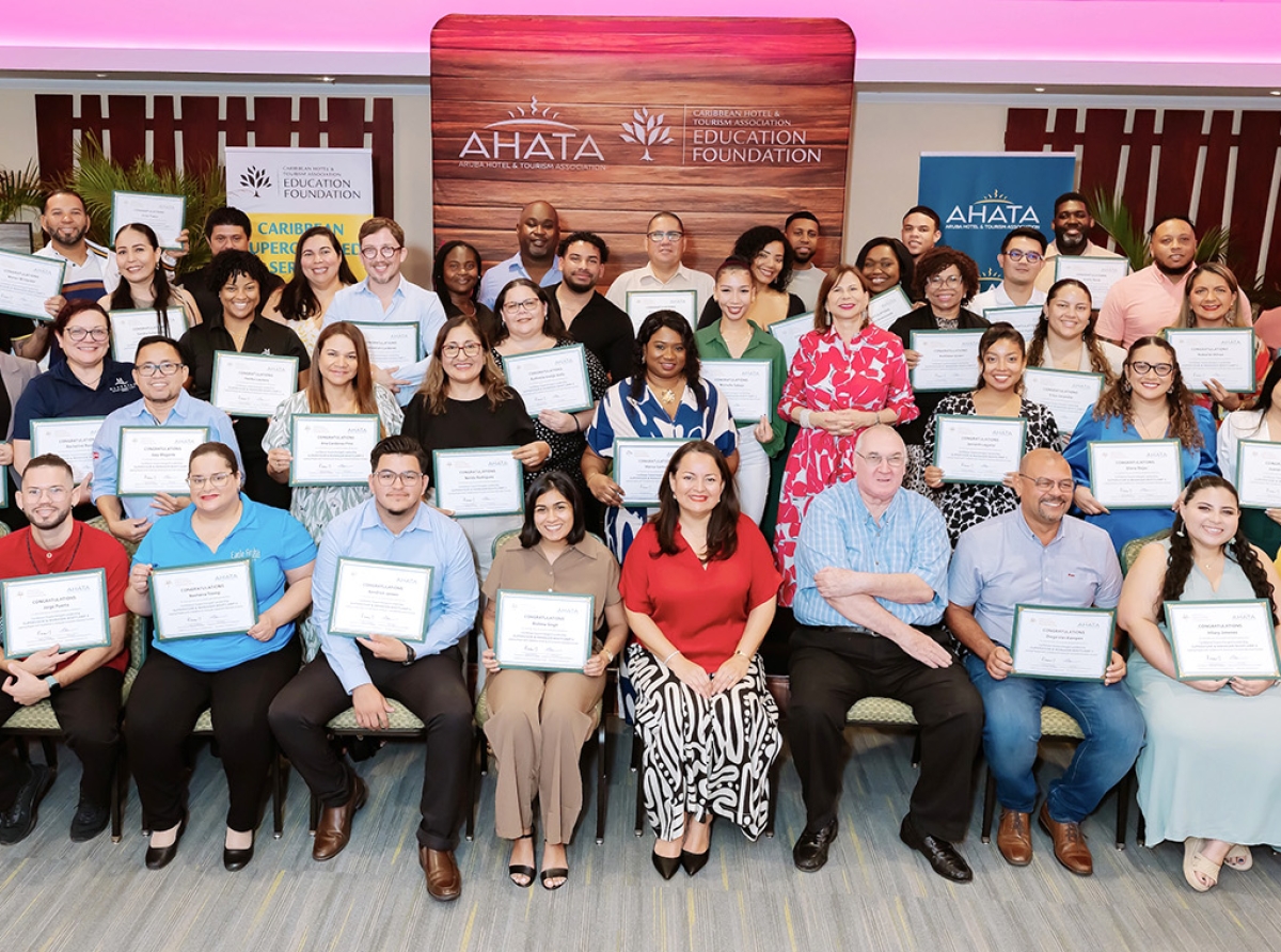 Grupo di 75 manager y supervisor a certifica den tayer exclusivo di AHATA