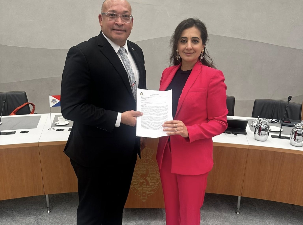 Parlamentario Edgard Vrolijk a entrega documento di mas di 500 pagina na Tweede Kamer