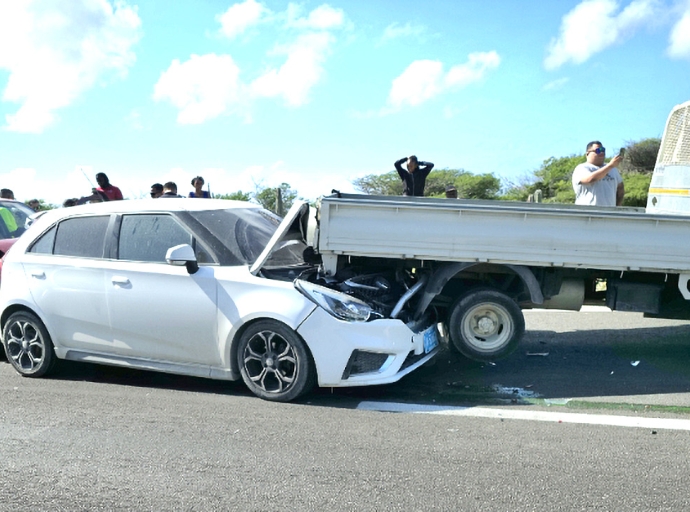 Basta daño material den accident di cadena riba Green Corridor