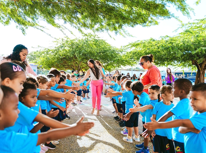 Ministro Gerlien Croes a bishita Colegio Conrado Coronel