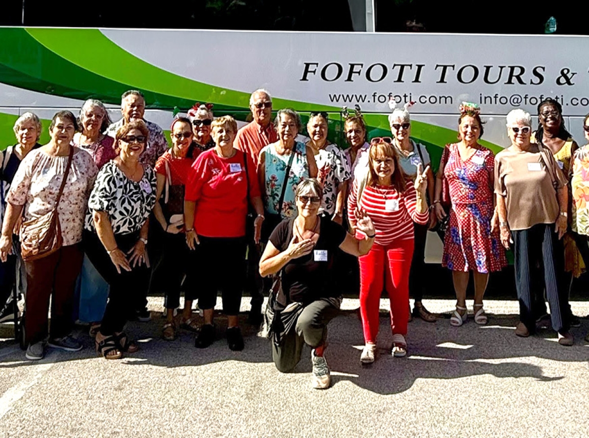 Grupo di adulto mayor local a disfruta di un dushi trip di Pasco