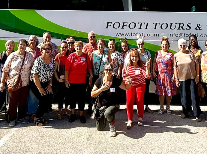 Grupo di adulto mayor local a disfruta di un dushi trip di Pasco