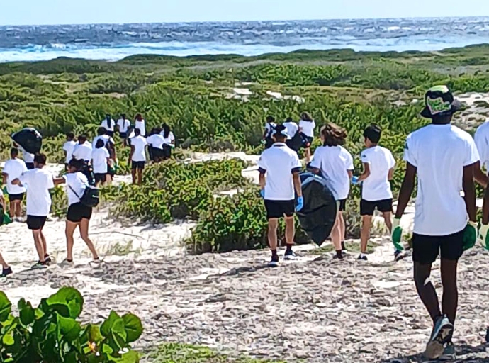 Alumnonan di La Salle College a bay yuda haci beach limpi