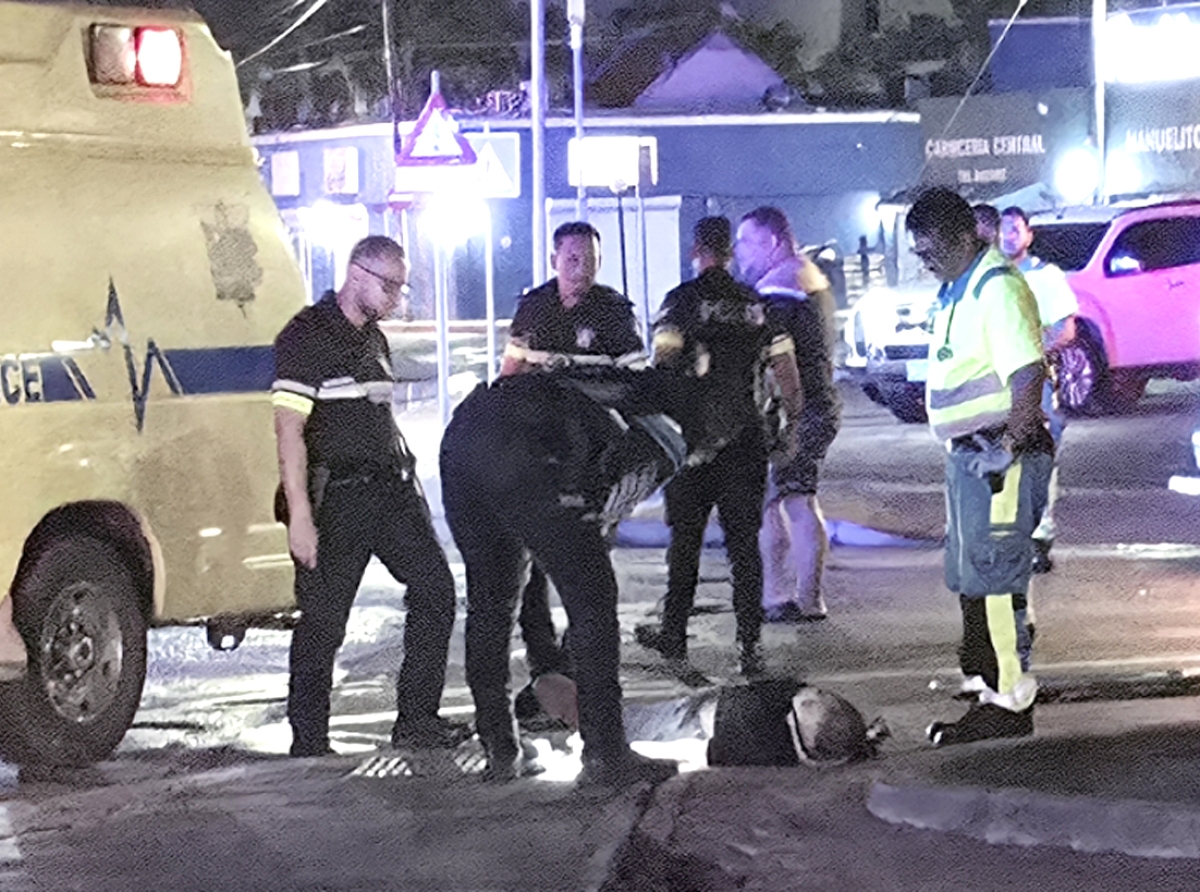 Brommer a pega candela despues di dal un Adulto Mayor riba bicicleta