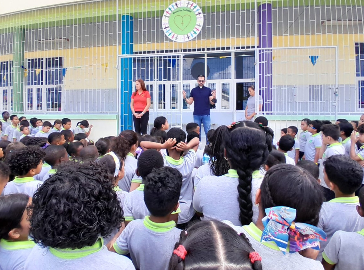 Pastoor Jose Miguel y Instituto IKDA a pasa bishita Rosario College
