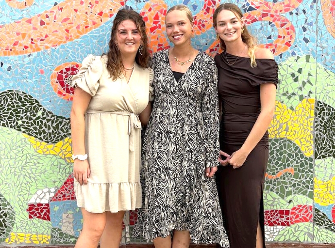 Tres studiante di Universidad na Hulanda a bin core stage na International School