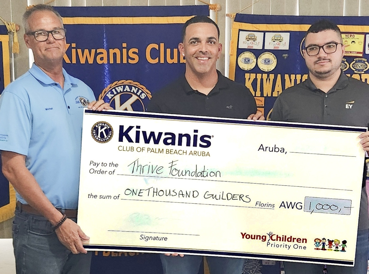 Kiwanis Club of Palm Beach sosteniendo Thrive Foundation Aruba