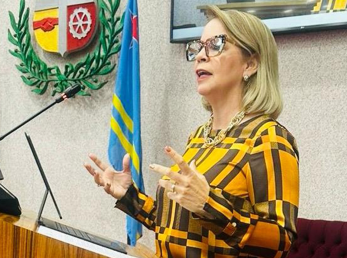  Danki na maneho di Gobierno anterior awe tin placa pa duna bek na esnan cu mas tin mester