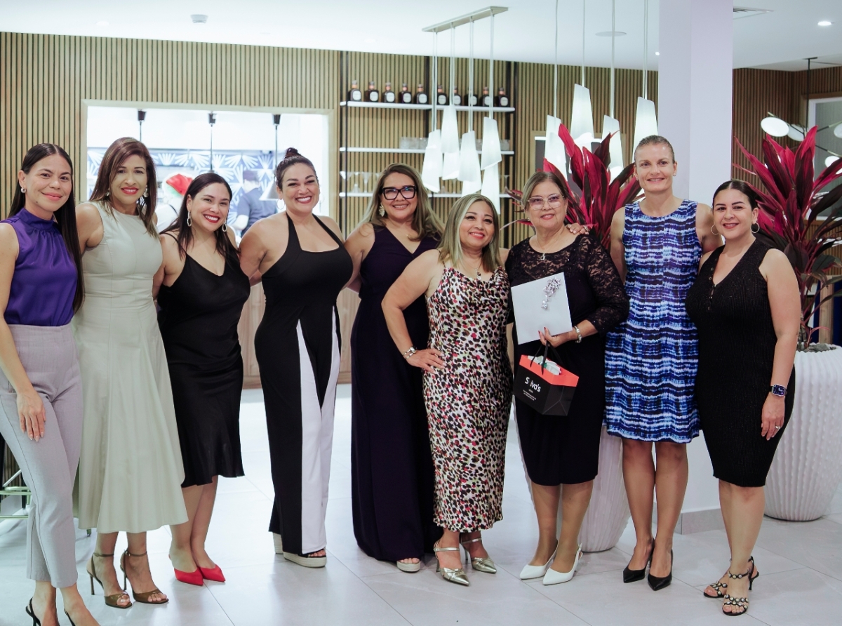 Aruba Bank ta gradici Lilian Hoek y Brenda Frank pa nan añanan di servicio