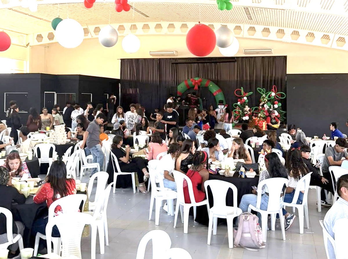 Na forma festivo EPB Oranjestad a cera temporada di December