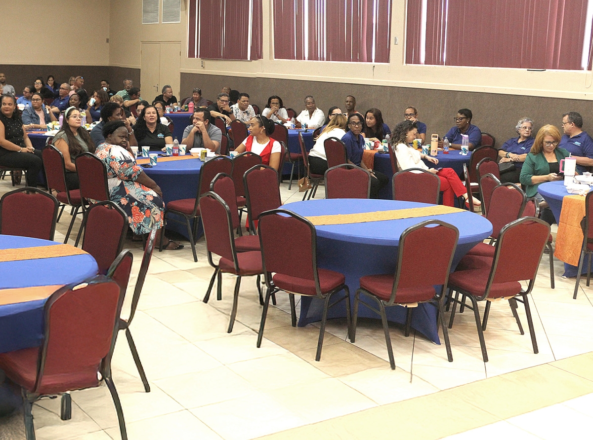 Diferente empleado y docente na Colegio celebrando 10 aña y mas den servicio