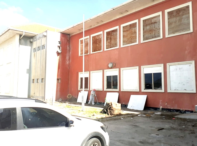 Por fin prome paso pa drecha edificio antes DOW na Paardenbaaistraat a cuminsa