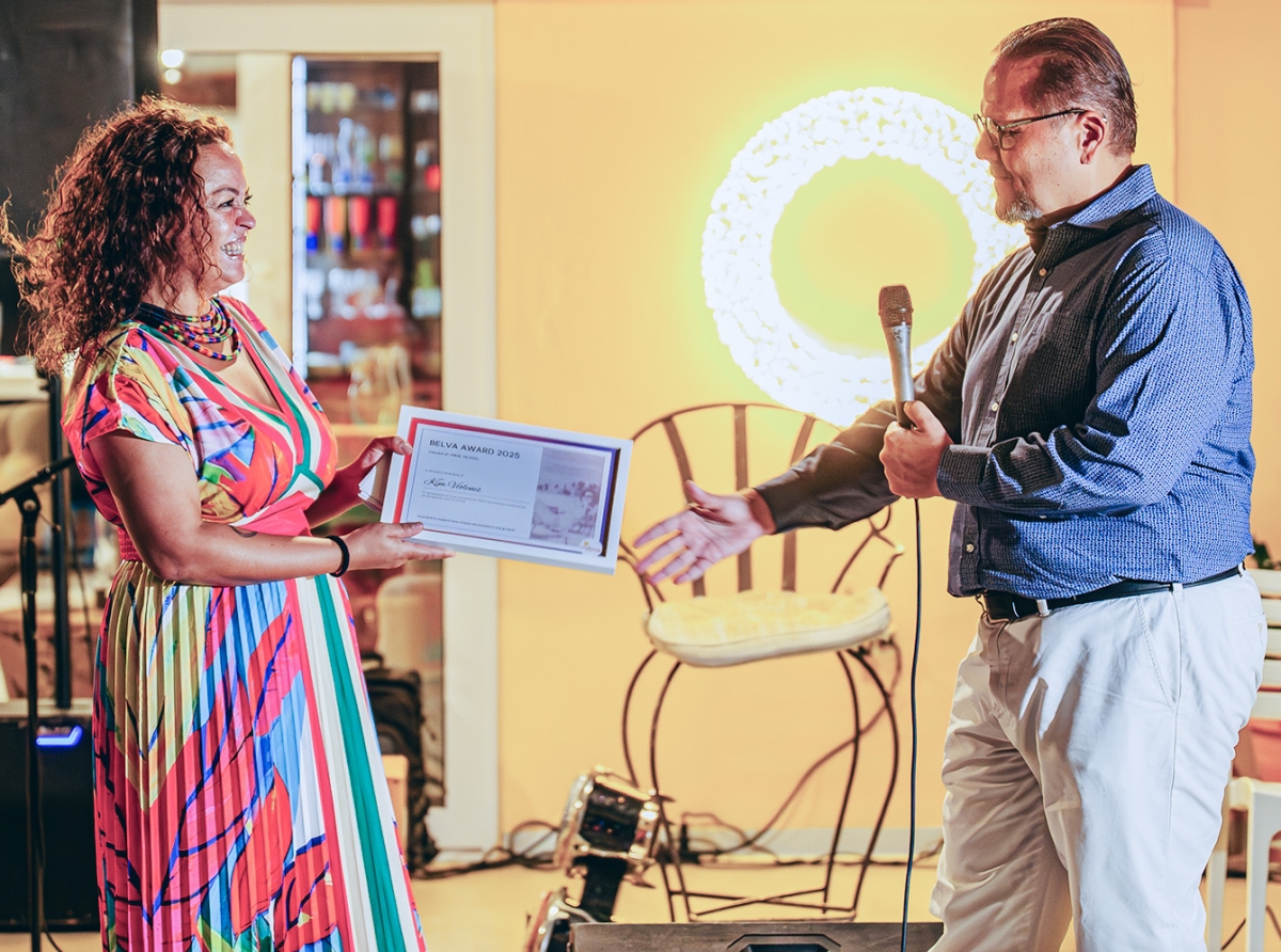 E prome ‘Belva Award’ a wordo otorga na artista nobo Kim Violenes
