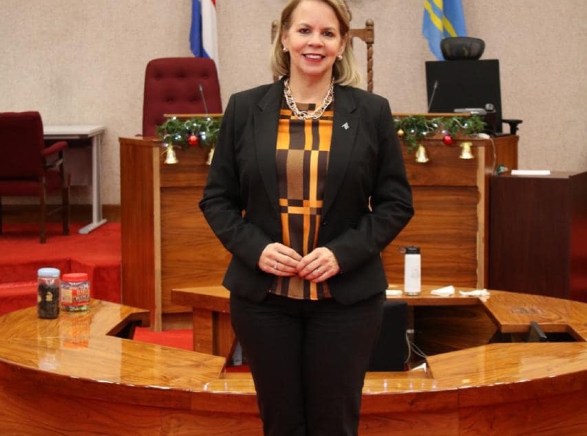 Danki na Gabinete Wever-Croes, awe tin placa pa duna bek na comunidad