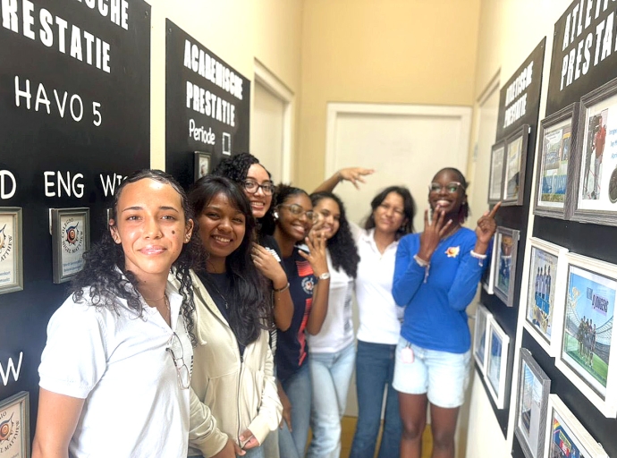 Colegio Nigel Matthew a honra nan team femenino di Volleyball