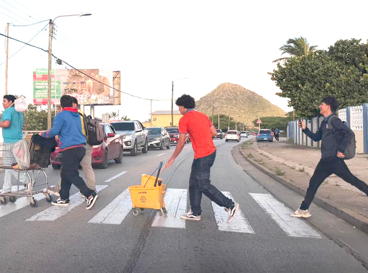 Loke studiantenan di Colegio San Antonio a uza pa bay scol sin tas
