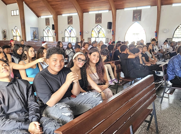 Studiantenan di Colegio San Augustin a acudi na Misa