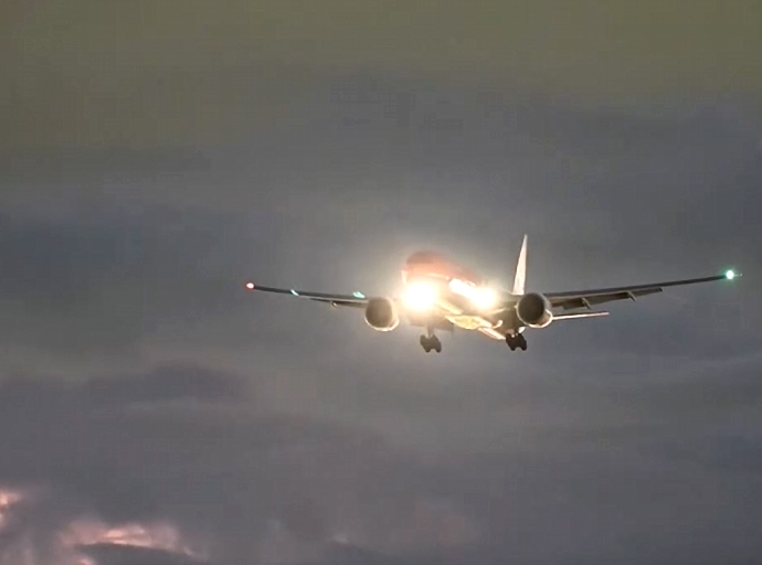 Avionnan di KLM ta bulando awo riba Lama Caribe cu tur nan luznan pafo cendi