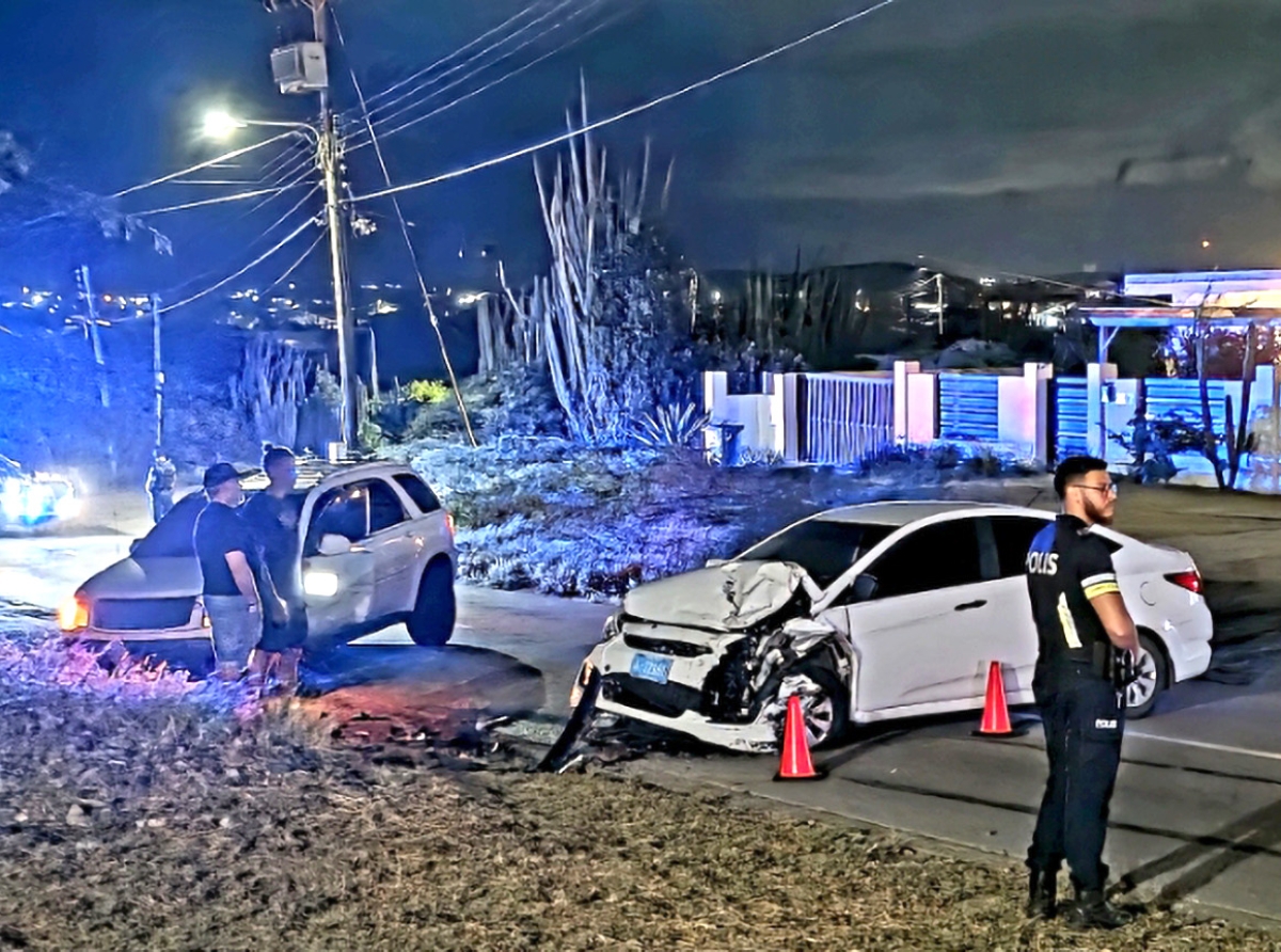 Accident fuerte entre sedan y un SUV riba caminda di Tamarijn