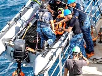Militarnan di barco Zr.Ms. Pelikaan a haci training pa rescata hende cu ta drief riba lama