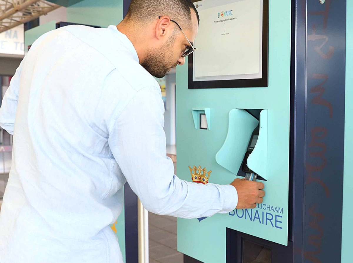 Aeropuerto di Bonaire cu kiosco self service y tambe Smart E-Gates