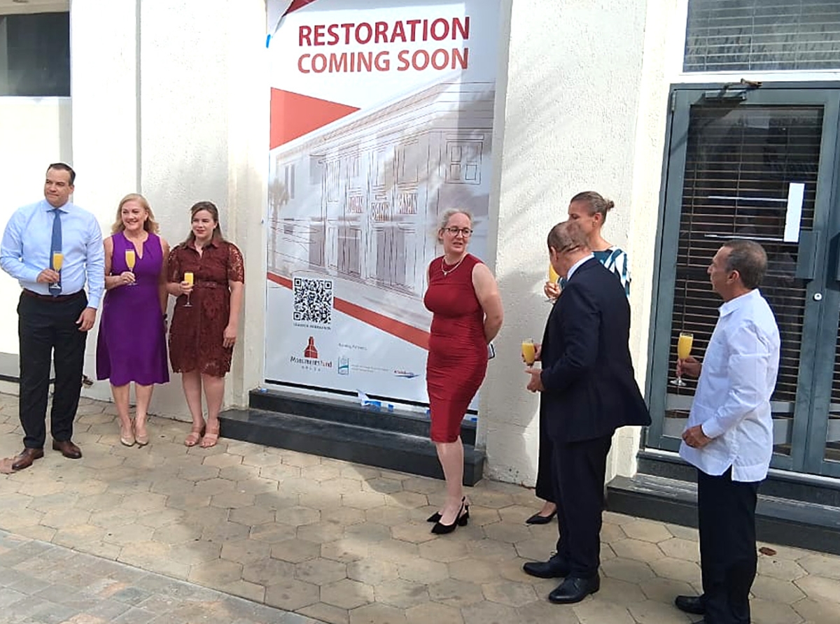 Traspaso oficial di edificio John G. Eman pa Monumentenfonds Aruba