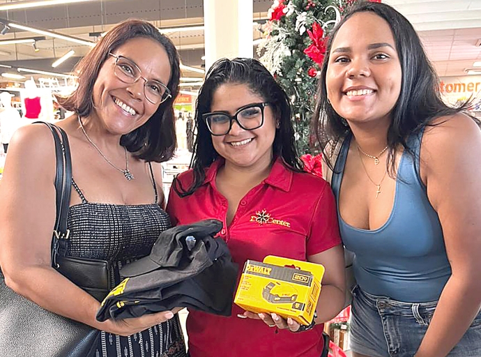 Clientenan sorprendi cu regalitonan duna door di Super Do It Center