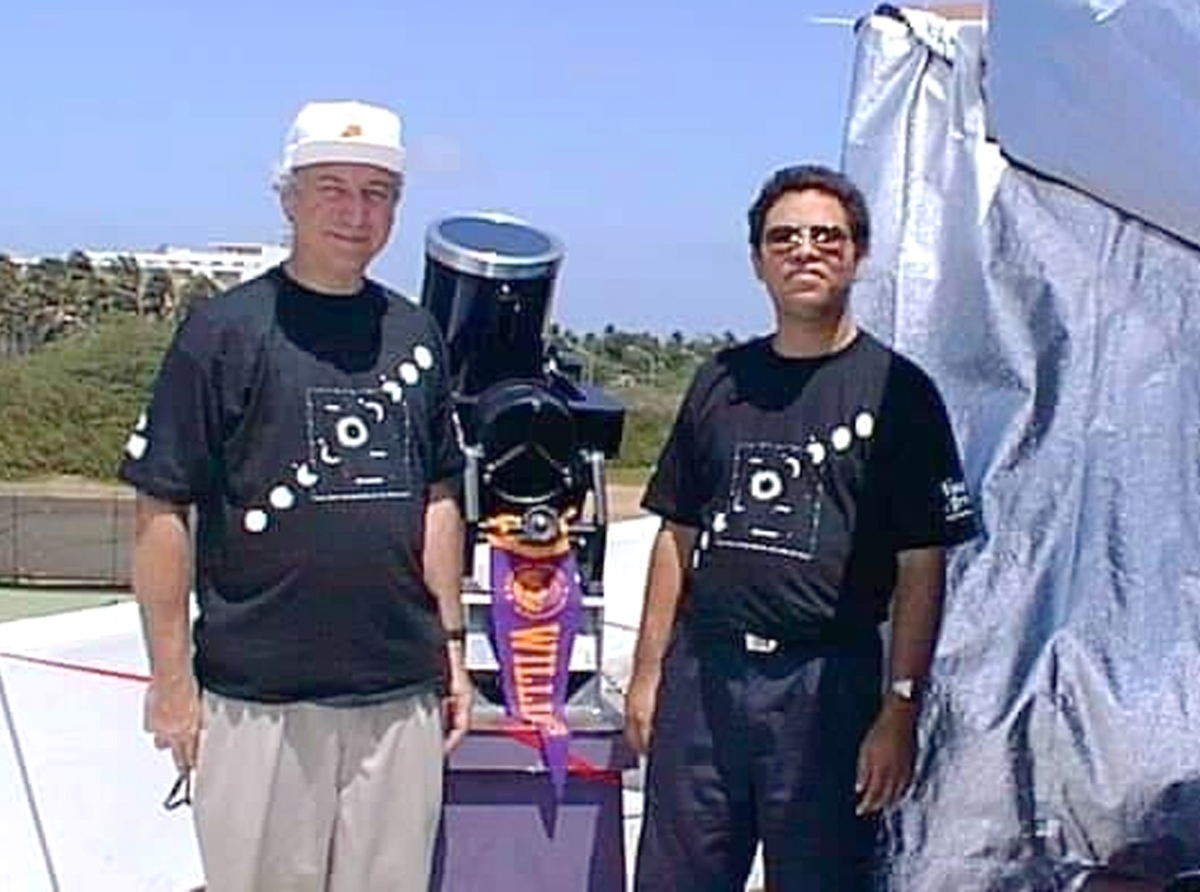 Marcos Bislip celebrando 35 aña informando comunidad di Astronomia