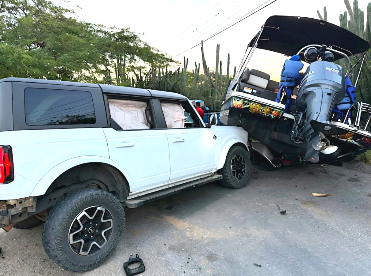 Accident fuerte entre dos vehiculo y un boto a finaliza den maltrato